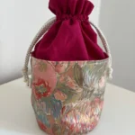 Pochon rond en tissu bordeaux et fleuri - Miniature 1