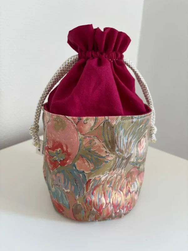 Pochon rond en tissu bordeaux et fleuri