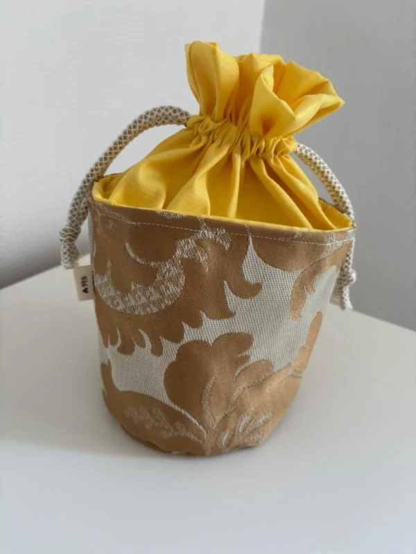 pochon rond en tissu jaune et dore 1