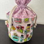 Pochon rond en tissu lila motifs parfums multicolores - Miniature 1