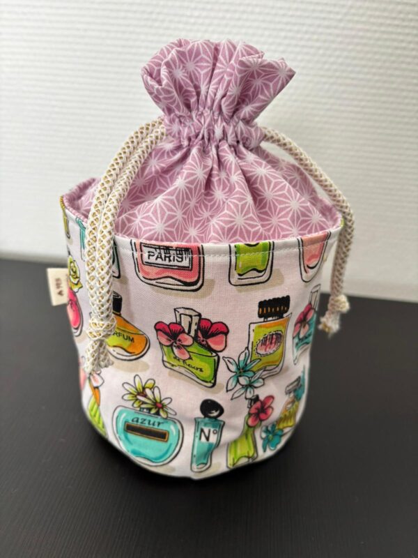 Pochon rond en tissu lila motifs parfums multicolores
