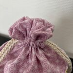 Pochon rond en tissu lila motifs parfums multicolores - Miniature 2