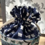 Pochon rond tissu bleu à carreaux et fleuri - Miniature 2