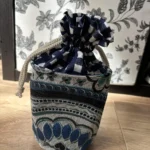 Pochon rond tissu bleu à carreaux et fleuri - Miniature 1