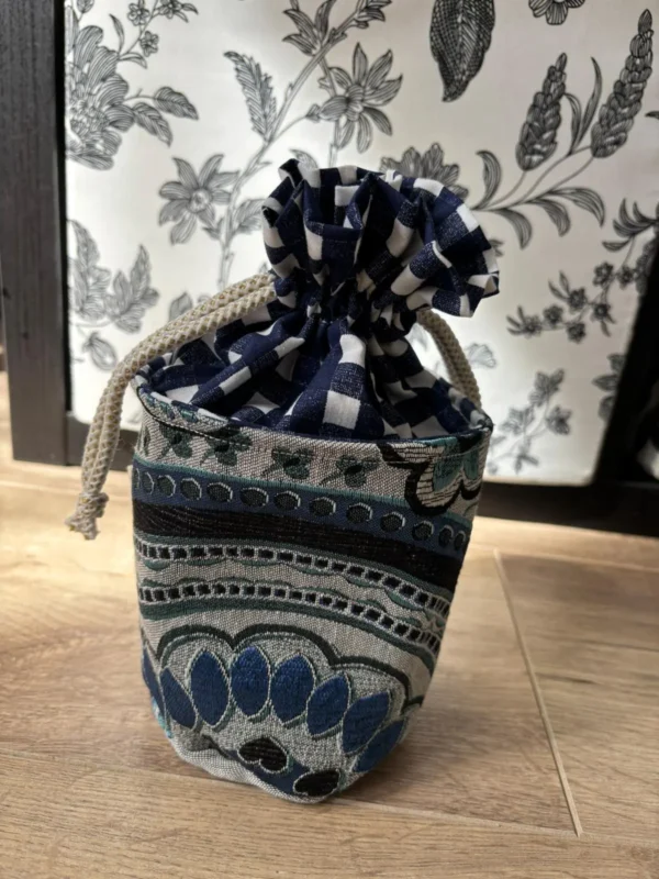 pochon rond tissu bleu a carreaux et fleuri