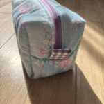 Trousse rectangulaire / de maquillage fleurie bleue violette - Miniature 4