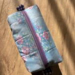 Trousse rectangulaire / de maquillage fleurie bleue violette - Miniature 2
