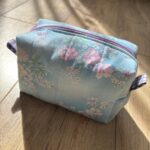 Trousse rectangulaire / de maquillage fleurie bleue violette - Miniature 1