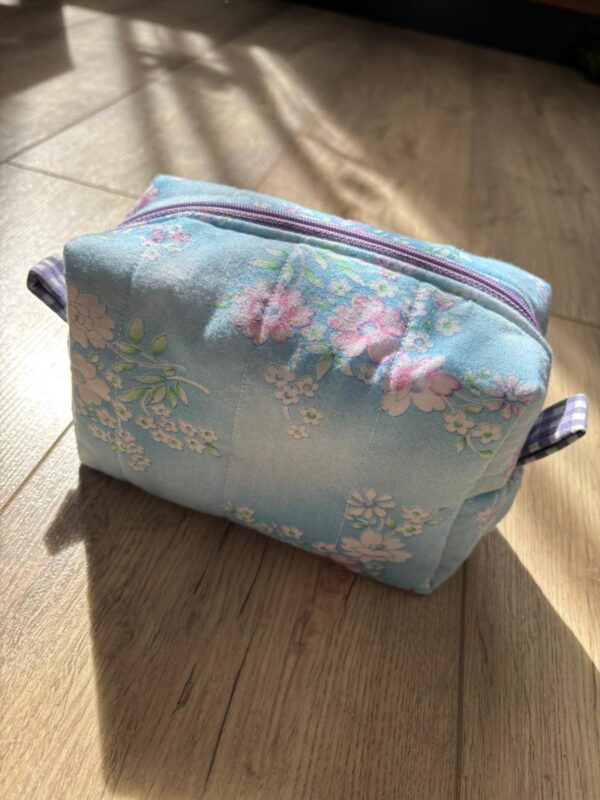 Trousse rectangulaire / de maquillage fleurie bleue violette