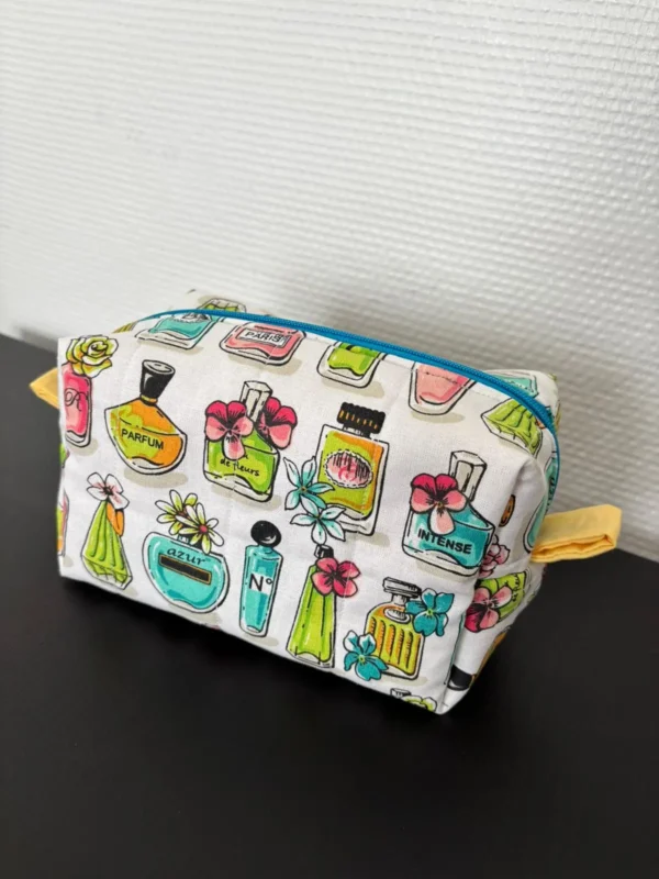 trousse rectangulaire de maquillage motifs parfums multicolores 1