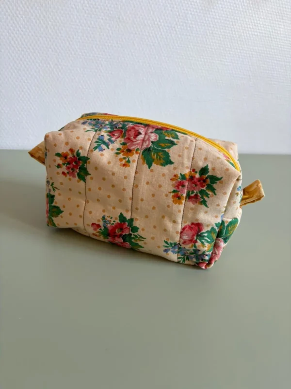 trousse rectangulaire de maquillage orangee a fleurs 1